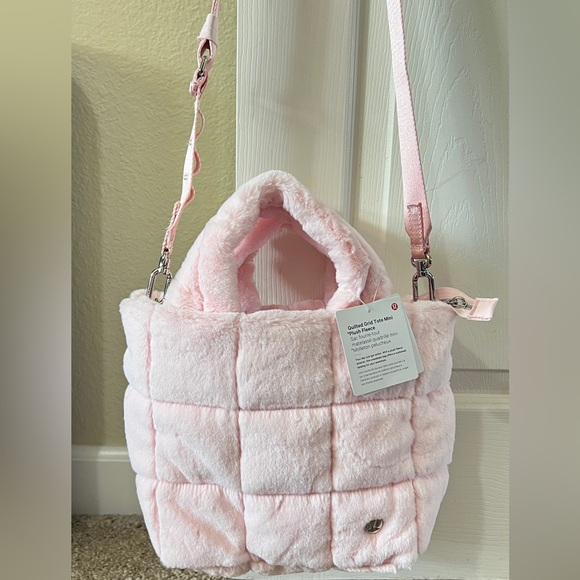 Lululemon Quilted Grid Tote Bag 5L Plush Fleece Strawberry Milkshake - Picture 7 of 10